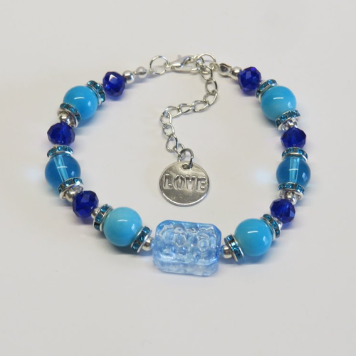 Bracelet grande perle de verre rectangle gravé floral transparente bleu ciel et sa petite breloque "love".