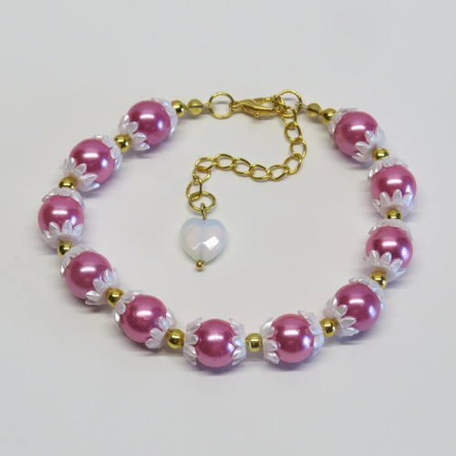 Bracelet perles en verre rose framboisé nacré, et sa petite breloque cœur.