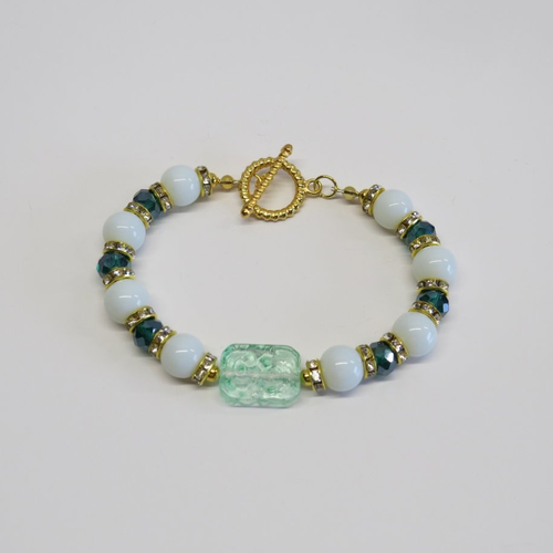 Bracelet grande perle de verre rectangle gravé floral transparente verte clair.