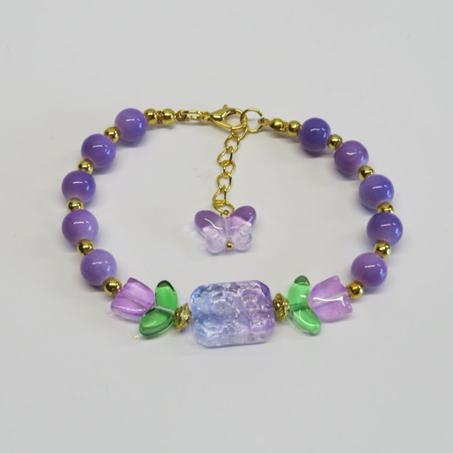 Bracelet grande perle de verre rectangle gravé floral transparente lilas bleuté et sa petite breloque papillon en verre  lilas.
