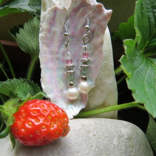Boucles d'oreilles pendante couleur argent perle de verre et d'eau douce.