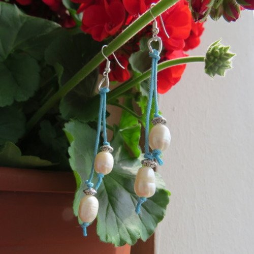 Boucles d'oreilles pendante couleur argent et bleu perle d'eau douce.