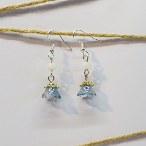 Boucles d'oreille crochet en argent 925,perle jade blanche perles en forme de clochettes en verre transparente bleu pale.