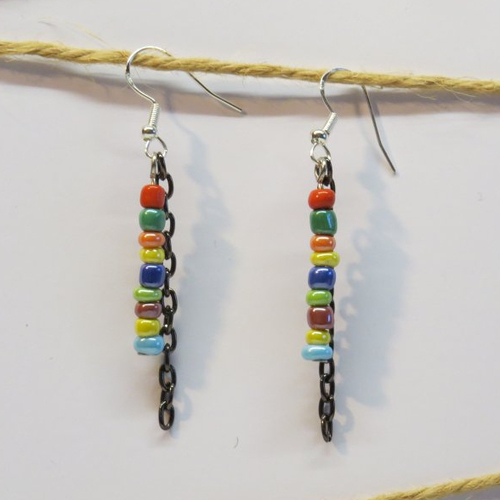 Boucles d'oreille crochet en argent 925, perles en verre tchèque multicolore et sa petite chaîne noir.