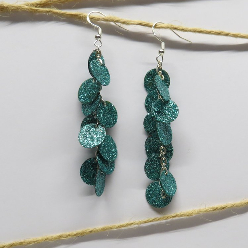 Boucles d'oreilles grappe  suspendues par une petite chaîne argenté des petits disques bleu pailleté à la main.