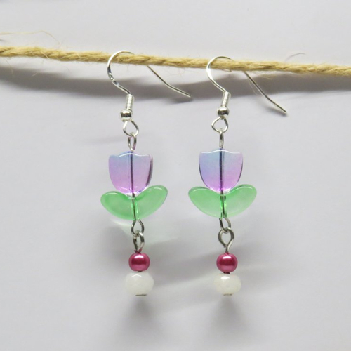 Boucles d'oreille crochet en argent 925,  perles de verre tulipes lilas et ses petites feuilles verte.