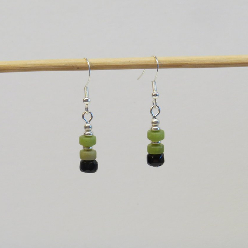 Boucle d'oreille crochet  perle plate jade vert, séparateur métal argenté et perle en verre facetté noir.