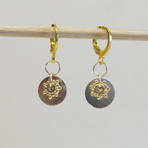 Boucle d'oreille dormeuse ronde en or 925 agrémenté d'un bouton nacré et d' une petites coupelles  fleur en laiton doré.