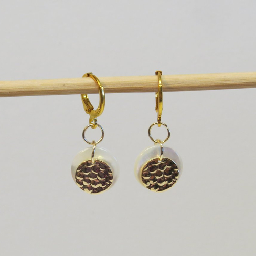 Boucles d'oreille dormeuse ronde en or 925,bouton nacré breloque disque en laiton martelé doré.