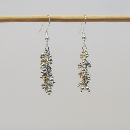 Boucles d'oreilles en argent 925 grappe de petites perles en métal argenté.