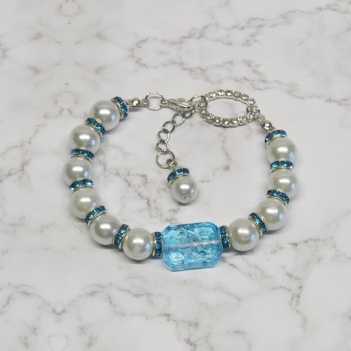 Bracelet grande perle de verre rectangle gravé floral transparente bleu ciel.