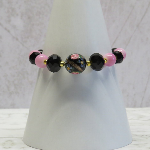 Bracelet grande perle ronde de verre motif floral, perles rose et noir.
