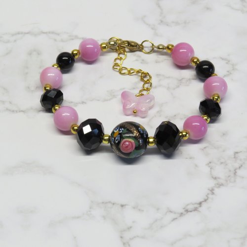 Bracelet grande perle ronde de verre motif floral, perles rose et noir.