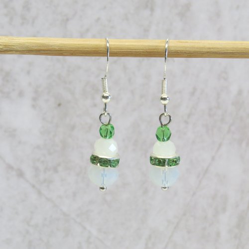 Boucles d'oreille crochet en argent 925,perles facetté verte et blanche et strass vert.