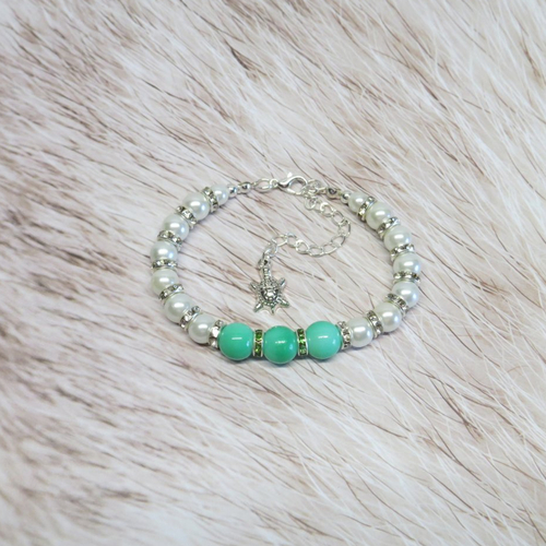 Bracelet perle de verre blanche nacré perle verte gazon vernis et sa petite tortue.