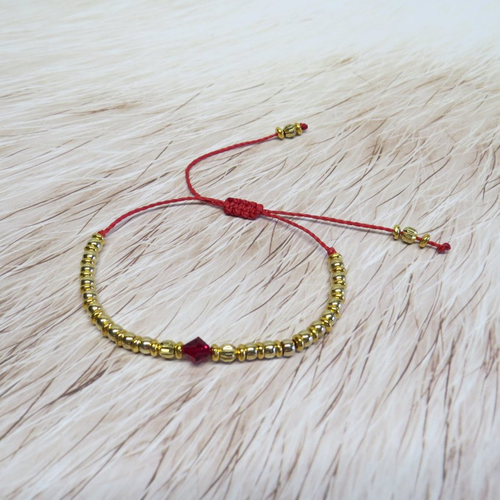 Bracelet micro macramé perle swarovski rouge à facette.