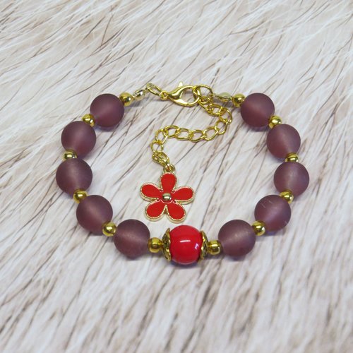 Bracelet perle en verre rouge laqué, perles en verre translucide givrait lit de vin et sa breloque doré floral émailler rouge.