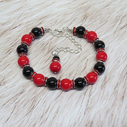 Bracelet perles de verre rouge laqué et perles noir vernis, strass cristal rouge.