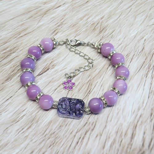 Bracelet grande perle de verre rectangle gravé floral lilas transparente et sa breloque argenté floral émailler lilas.