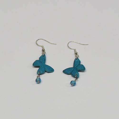 Boucles d'oreille crochet en argent 925,papillon cuir bleu et petite perle en verre.