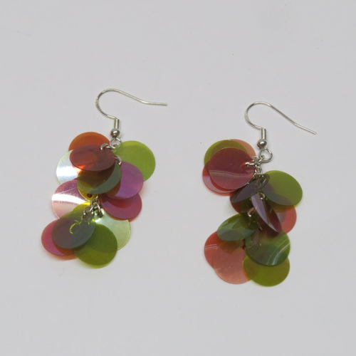 Boucles d'oreilles crochet en argent 925, grappe translucide rouge et verte.