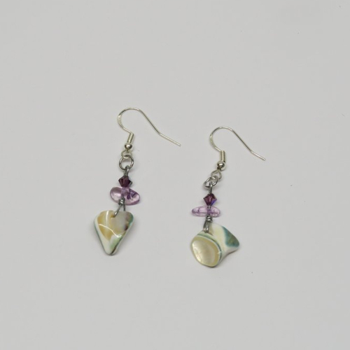 Boucles d'oreille crochet en argent 925, brisures de coquillage nacré, perle swarovski, perle chips quartz .