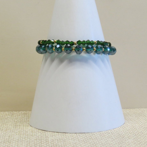 Bracelet perles de verre facetté verte et sa breloque trèfle 4 feuilles émaillé.