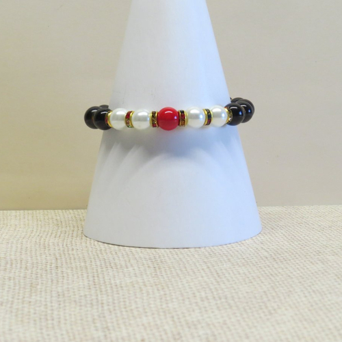 Bracelet perle de verre rouge, blanche et noir et perles strass multicolores doré.