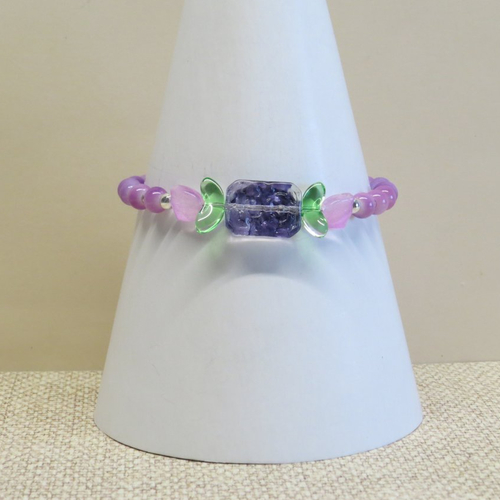 Bracelet " bonbon" perle de verre rectangle gravé floral violette et perles tulipe.