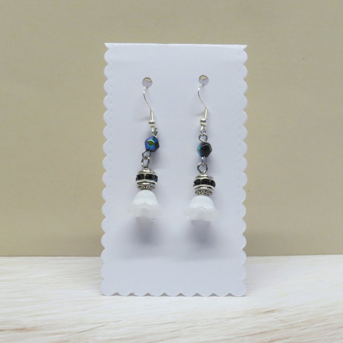 Boucles d'oreille crochet en argent 925, perle facette noir, intercalaire tibétaine,  strass noir, perle fleur  blanche.