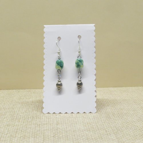 Boucles d'oreille crochet en argent 925,perle de verre ovale moucheté vert et  vert pâle.