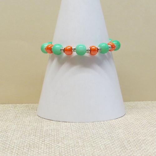 Bracelet perles de verre orangé, vert gazon vernis et sa breloque robe.