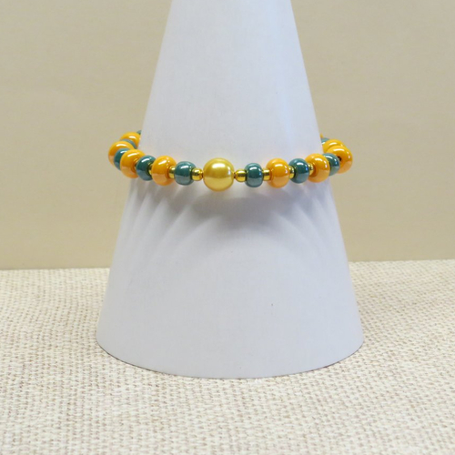 Bracelet perles de verre jaune ,vert gazon, orangé nacré, breloque fleur verte.