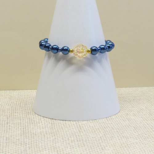 Bracelet perles de verre gravé fleur orangé, bleu marine, breloque fleur.