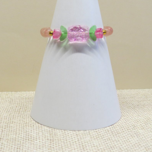 Bracelet " bonbon" perle de verre rectangle gravé floral rose et perles tulipe.