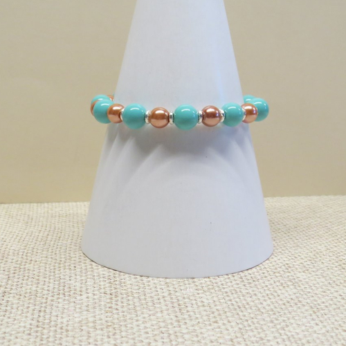 Bracelet perles de verre turquoise vernis, marron fauve nacré, breloque chapeau cow boy.