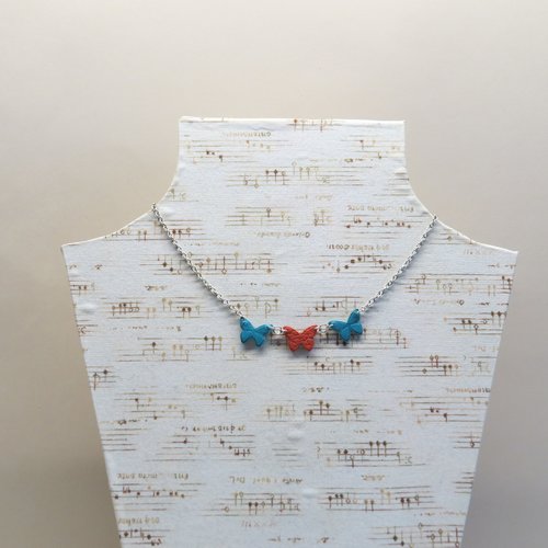 Collier " 3 papillons " cuir bleu turquoise et orangé avec chaine forçat.
