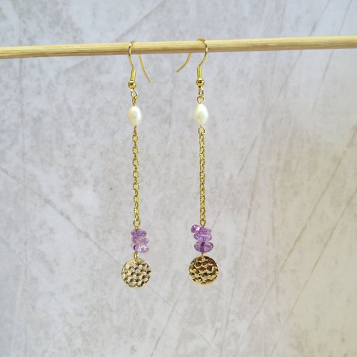 Boucles d'oreilles pendante perle d'eau douce chips quartz violet.