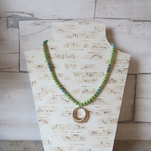 Sacha s1 collier macramé vert fluo pendentif rond strié et perles de verre aux trois couleur de vert.