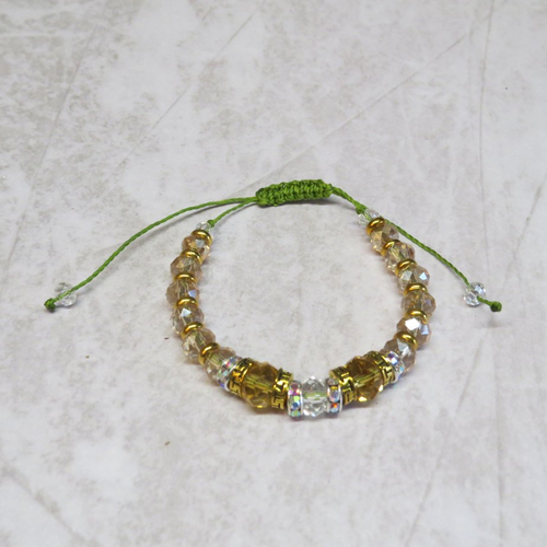 Bracelet micro-macramé perles de verres champagne et perles métal et strass.