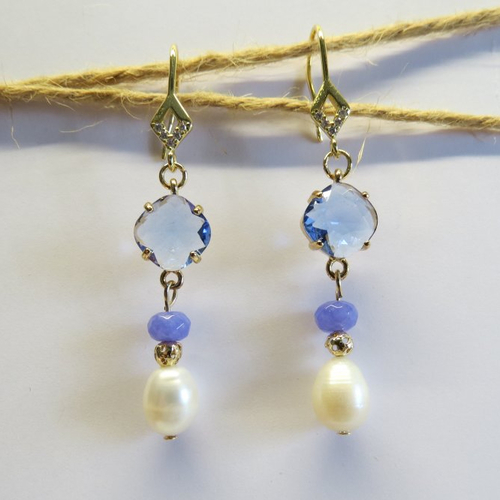 Boucle d'oreille crochet plaqué or 14 carat cabochon carré serti de verre bleu.