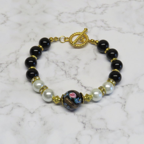Bracelet grande perle ronde de verre motif floral rose, vert, bleu.