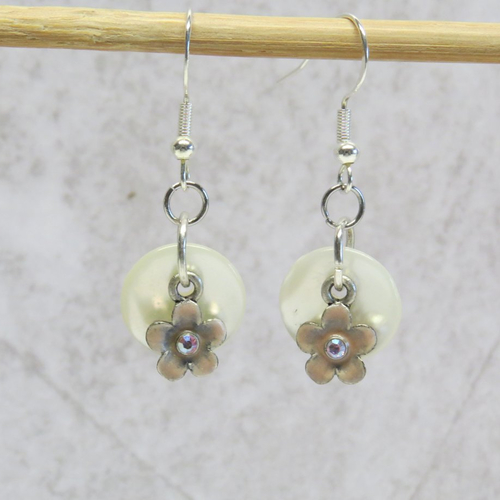 Boucles d'oreille crochet en argent 925,petit boutons en nacre écru et sa breloque fleur.
