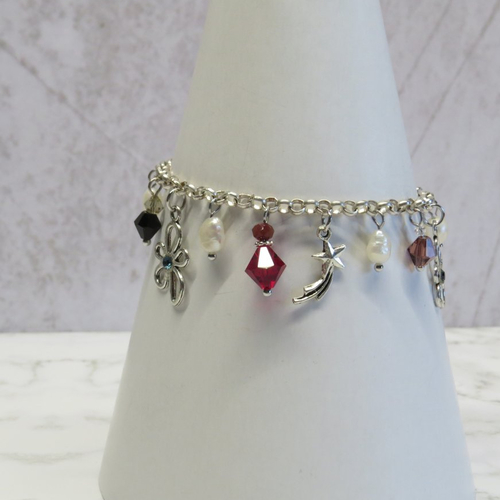 Bracelet gourmette chaîne métal argenté breloque métal, perle en verre et perle d'eau douce.