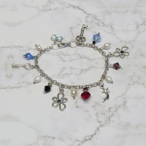 Bracelet gourmette chaîne métal argenté breloque métal, perle en verre et perle d'eau douce.