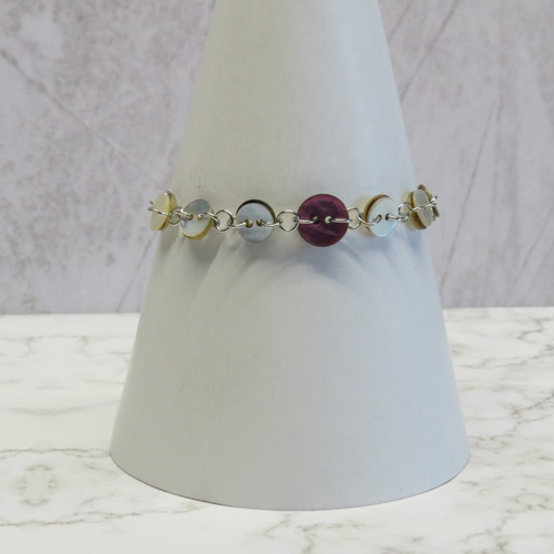 Bracelet gourmette, double chaine métal argenté bouton en nacre écru et bordeaux..