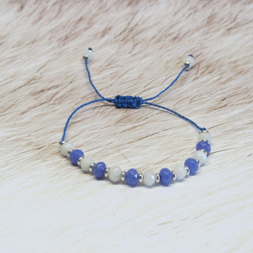 Bracelet micro macramé perles jade bleu et blanche.