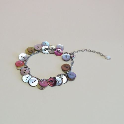 Bracelet chaîne gourmette, boutons en nacre multicolors.