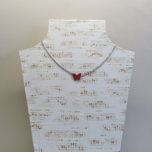 Collier "papillon" cuir rouge avec  chaine forçat en métal argenté.