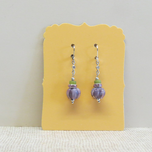 Boucles d'oreille dormeuse perles de verre orchidée violet marbré, jade verte.